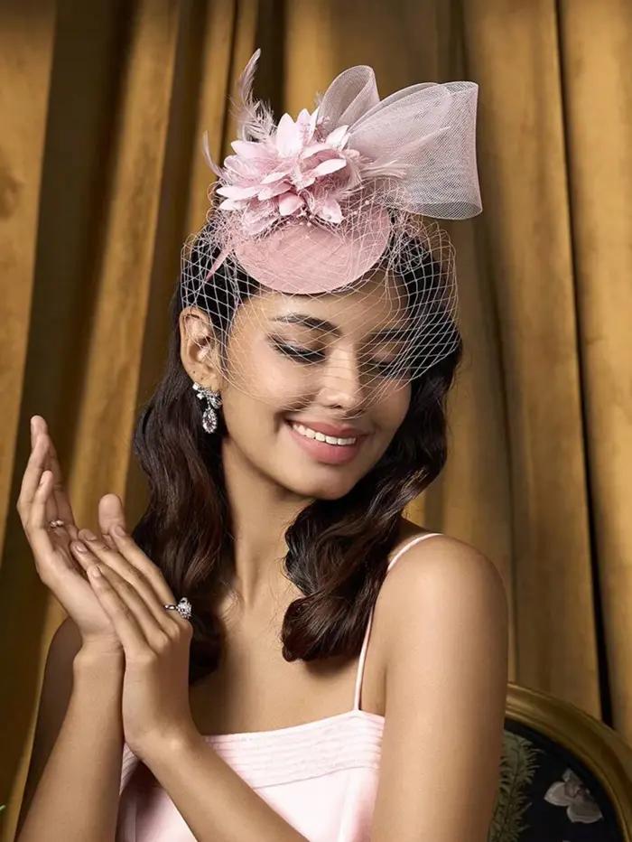 Chapeau de mariée à plumes