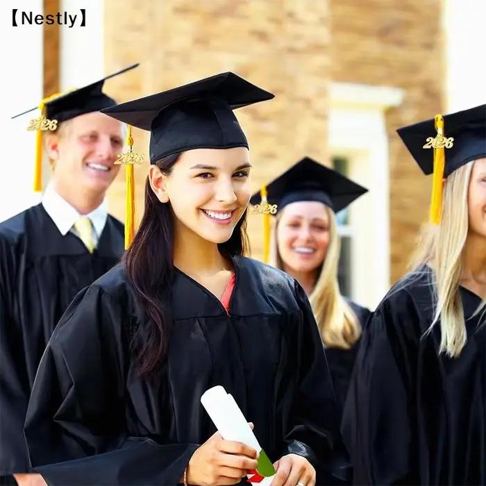 Chapeau de graduation en tissus tricotes avec pompon pour cérémonie de diplôme lycée et université pour homme et femme多种颜色的毕业帽带流苏适用于高中和大学毕业典礼男女通用