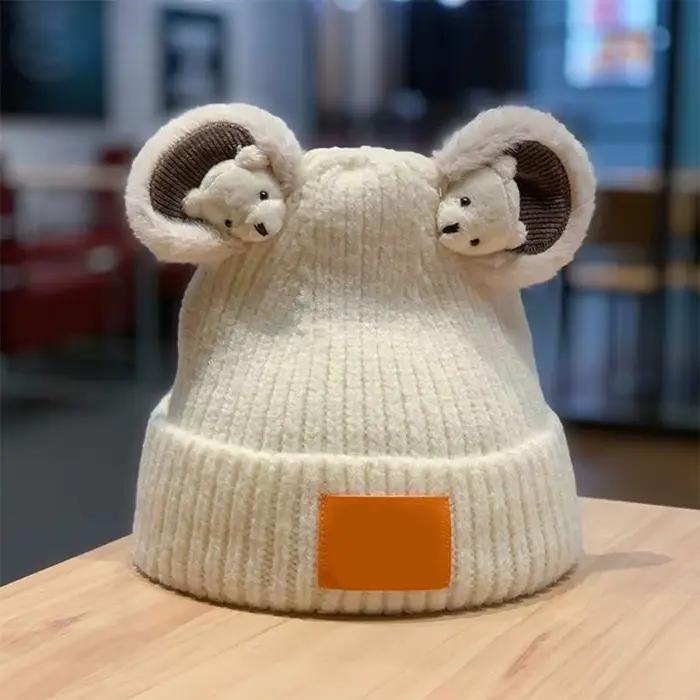 Chapeau tricoté ours mignon et décontracté chapeau froid en peluche bonnet d'hiver pour femmes occasions spéciales halloween noël anniversaire cadeau