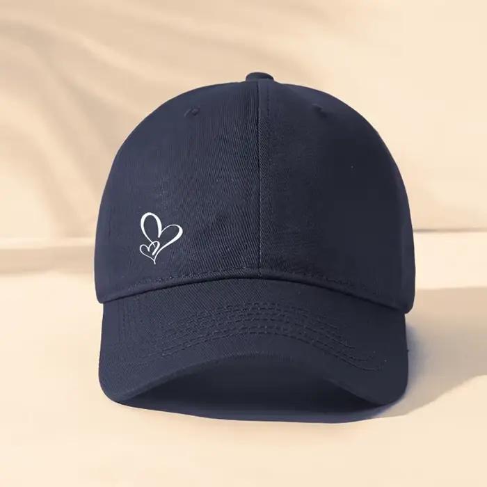 Casquette de baseball à motif de coeur mignon avec un design de coeur blanc