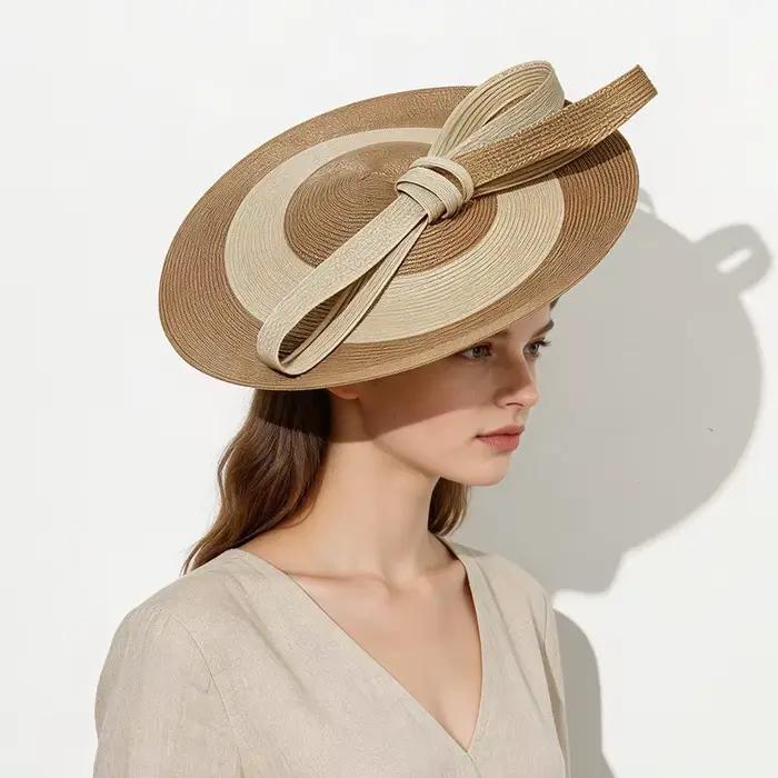Grand chapeau fascinateur en paille à larges bandes