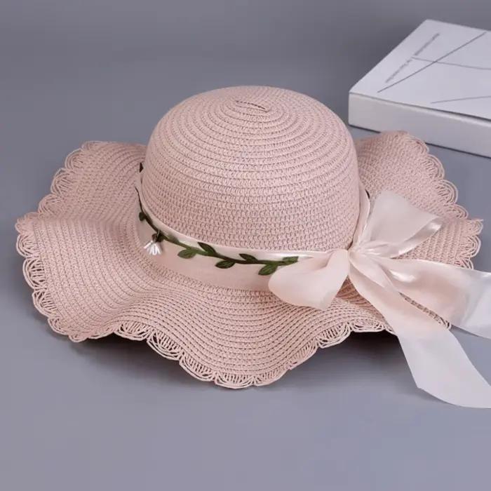 Chapeau de paille coloré avec nœud
