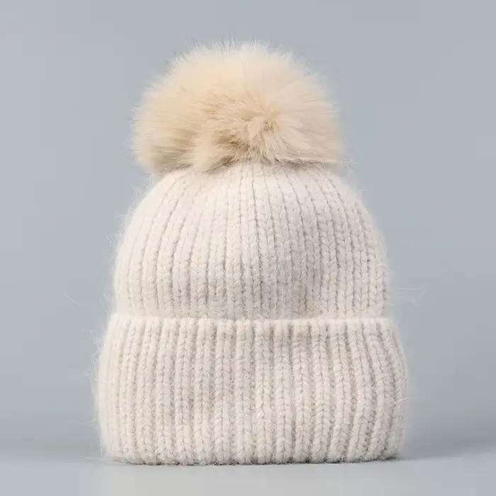 Chapeau pompon pour femmes