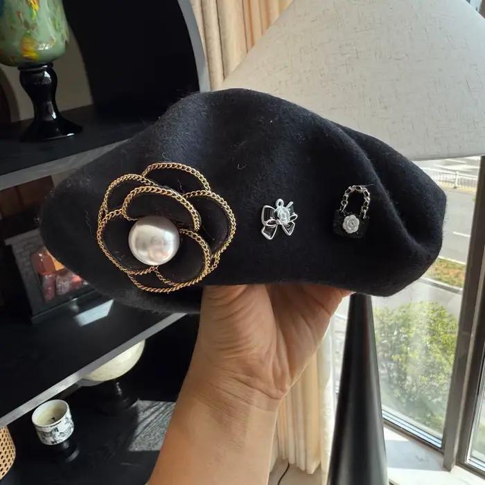 Béret en laine pour femme avec camélia et perle | Style élégant vintage français | Chapeau de peintre de fête