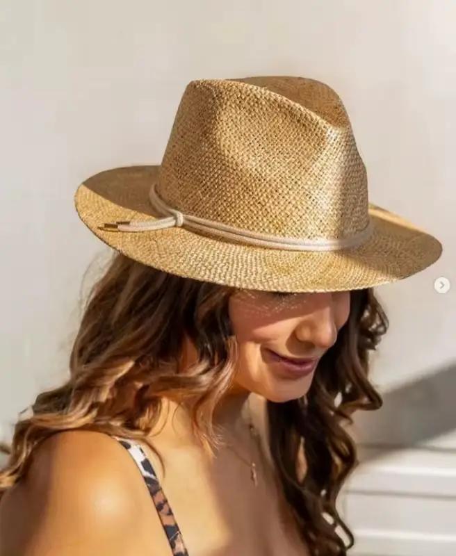 Chapeau de paille à grand bord en raphia
