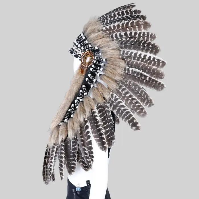 Chapeau à plumes de style bohème coiffe de chef tribal amérindien pour spectacles et photos d'Halloween adaptable pour adultes usages multiples