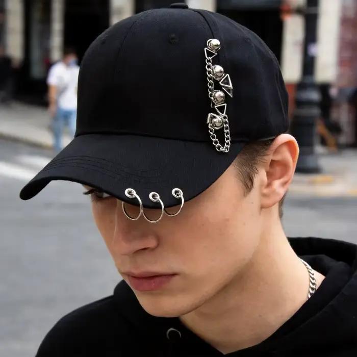 Casquette de baseball noire tendance avec trois anneaux et clous