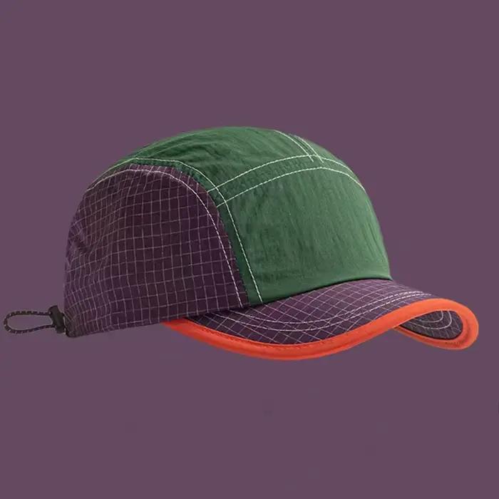 Une casquette à bord court pour hommes
