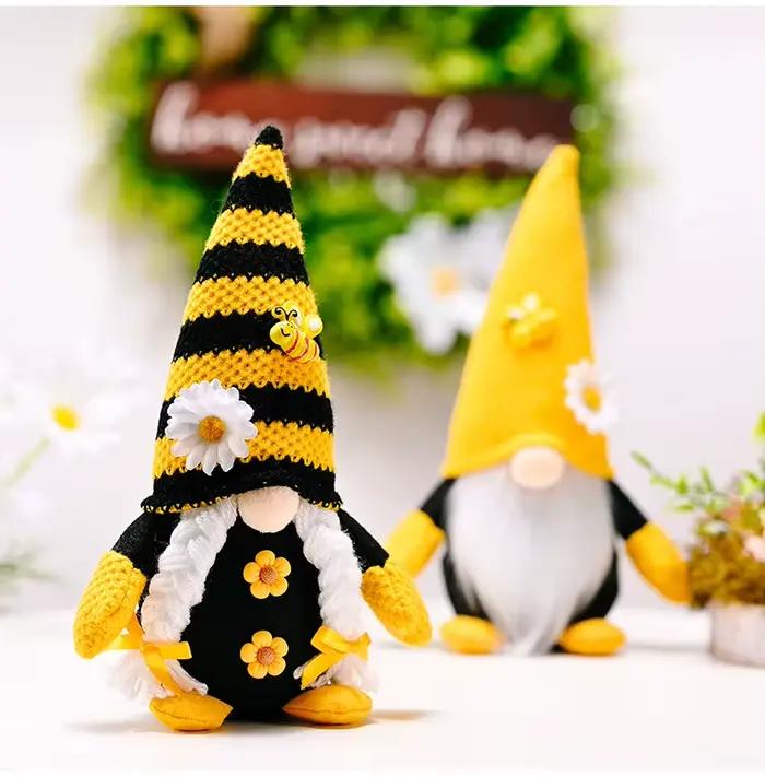 Chapeau tricoté Bee Day avec poupée sans visage Daisy Rudolph