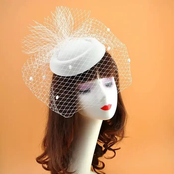 Chapeau fascinateur Chic fait à la main pour femmes