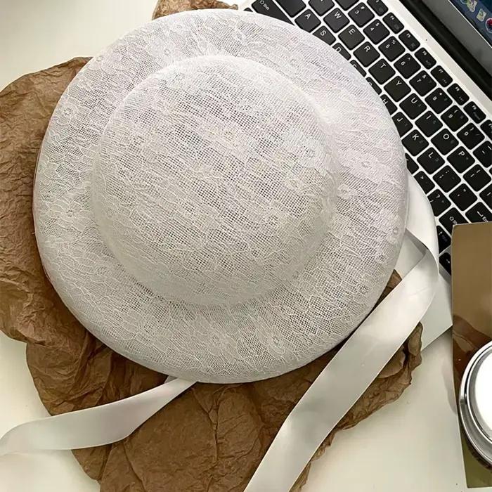 Chapeau Rétro Blanc en Dentelle à Nouer