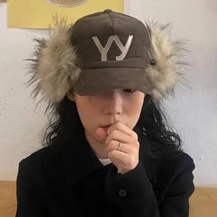 Casquette de baseball en velours côtelé d'hiver pour femmes et hommes avec lettres rétro brodées et fausse fourrure chaude et épaisse pour occasions décontractées