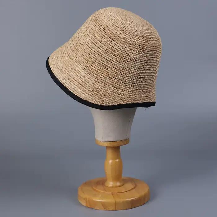 Chapeau de paille en raphia irrégulier à petit bord pour femme