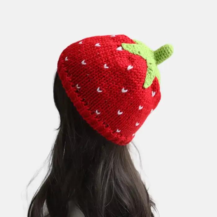 Un joli chapeau tricoté à la main aux fraises de dessin animé pour dames