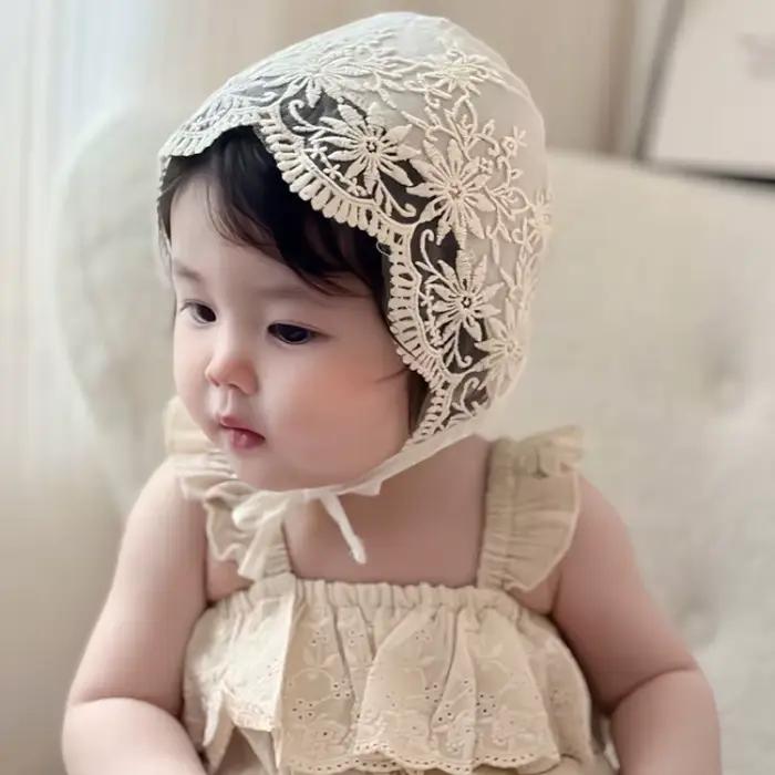 Bonnet de bébé en dentelle à fleurs