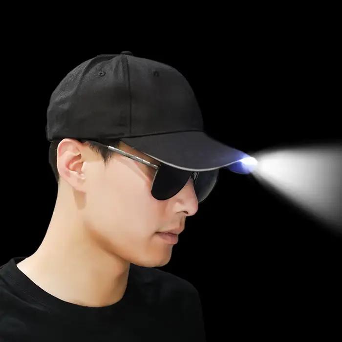 Casquette d'extérieur avec lampe de poche