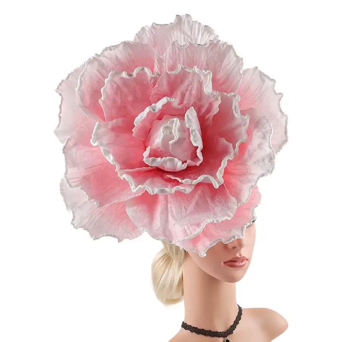 Chapeau fascinateur à fleurs de roses exagérées pour femmes