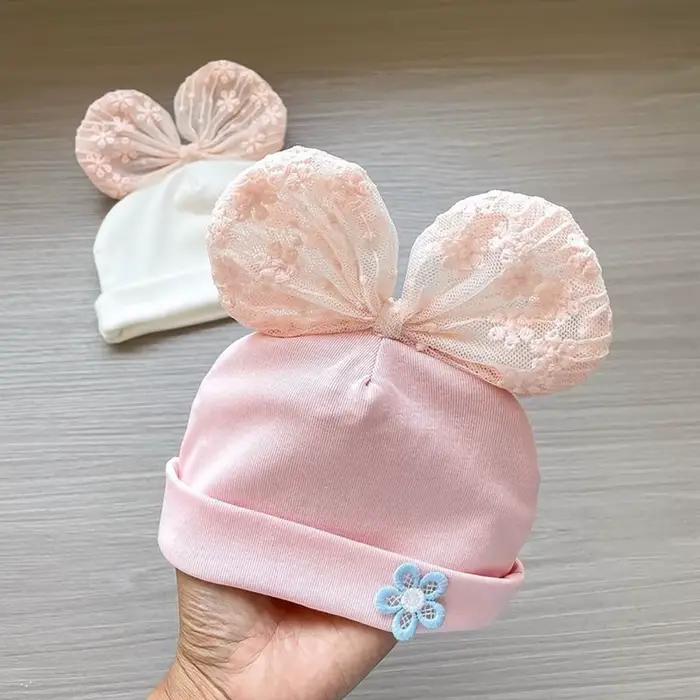 Bonnet nouveau-né en dentelle avec nœud