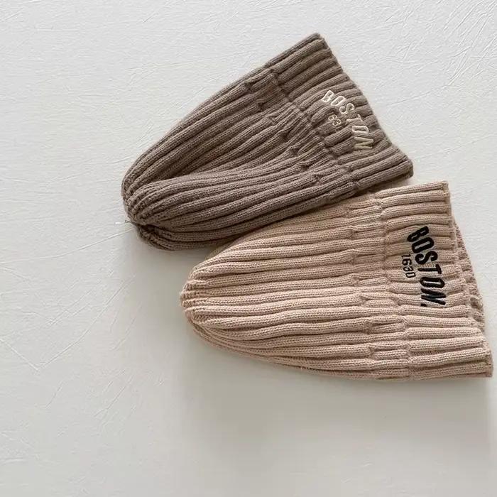 Bonnet en laine avec lettre pour enfants