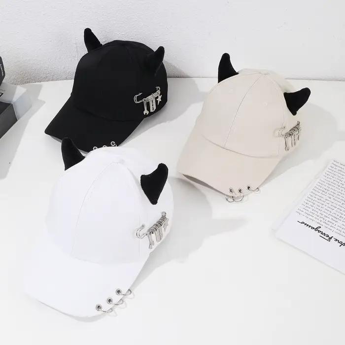 Casquette de baseball tendance avec broche en métal décorative style hip-hop