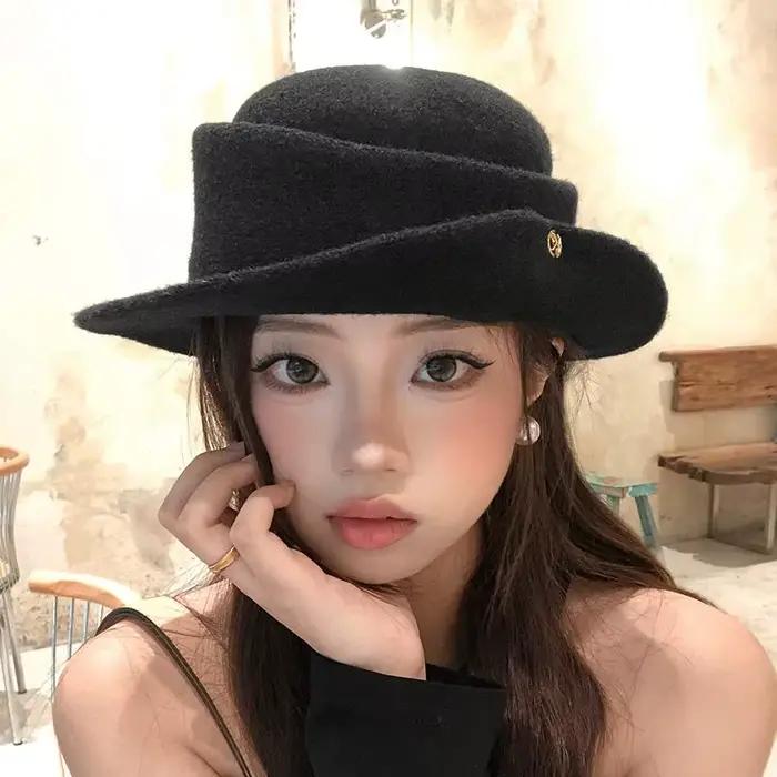 Libérez votre esprit Hepburn! Chapeau en laine noir à bord roulé