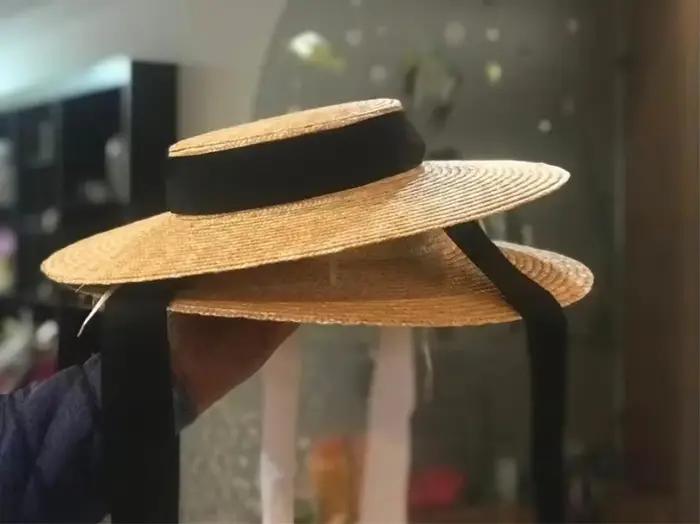 Chapeau de paille à large bord et dessus plat