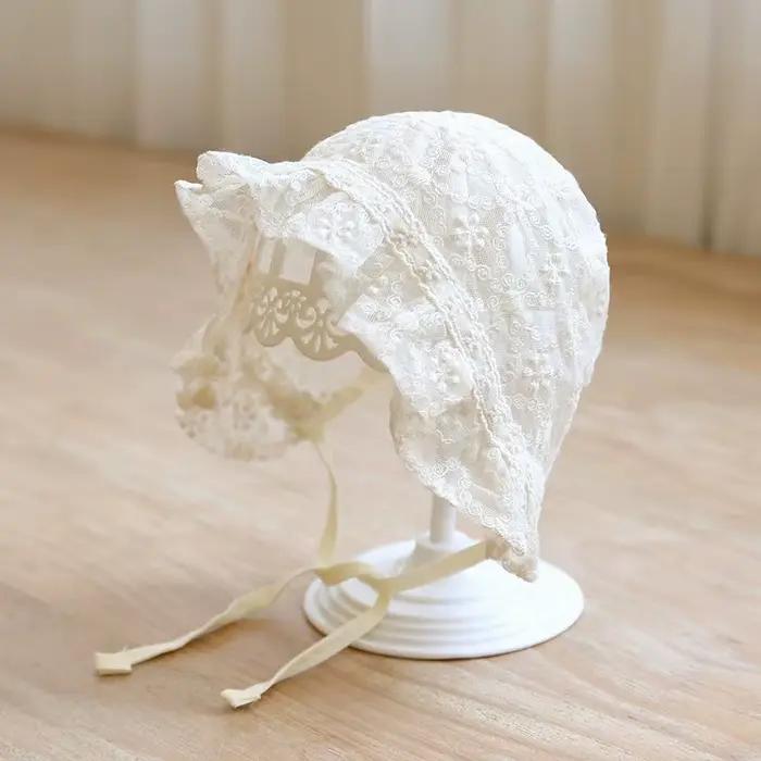 Chapeau de bébé en dentelle