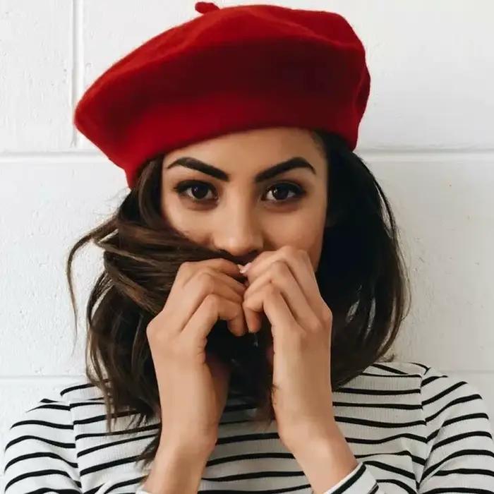 Chapeau de soleil élégant en maille à pois avec large bord pour femme