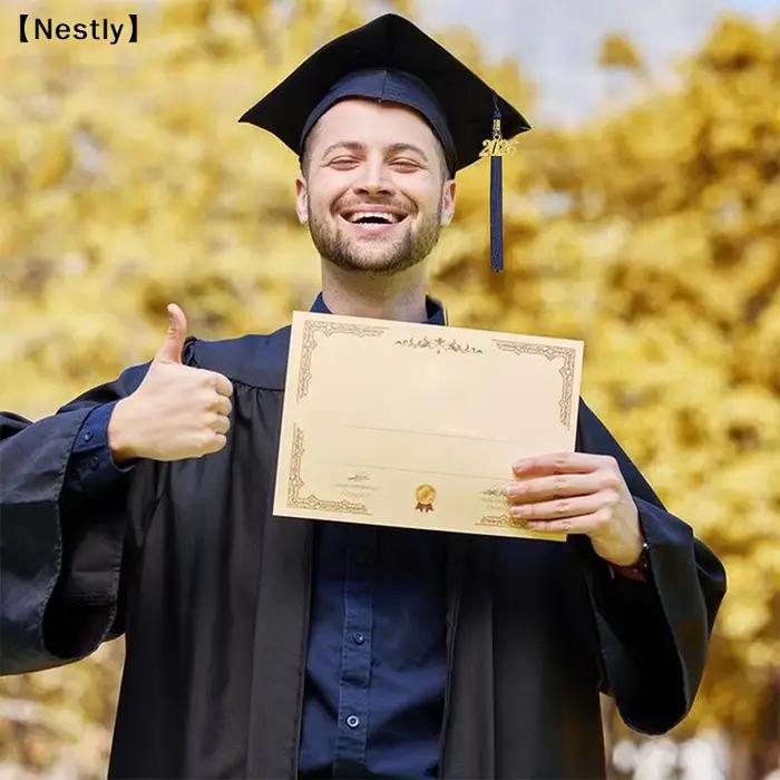 Chapeau de graduation en tissus tricotes avec pompon pour cérémonie de diplôme lycée et université pour homme et femme多种颜色的毕业帽带流苏适用于高中和大学毕业典礼男女通用