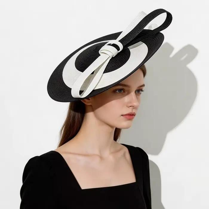 Grand chapeau fascinateur en paille à larges bandes