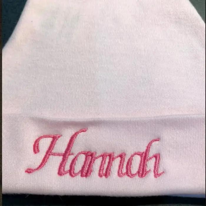 Bonnet en coton personnalisé pour nouveau-né avec nom brodé