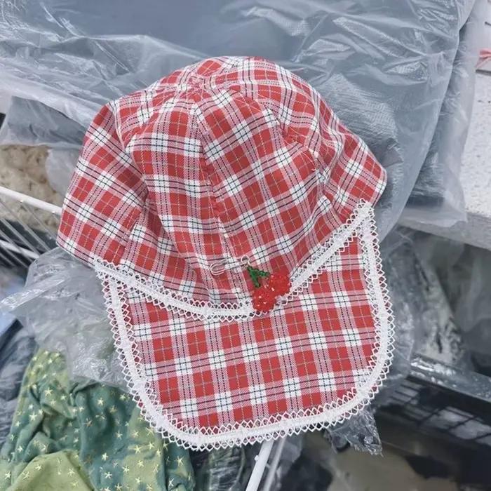 Casquette de baseball en coton à carreaux rouges avec broche cerise et dentelle