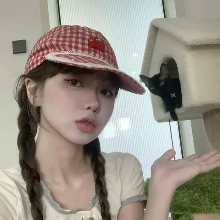 Casquette de baseball en coton à carreaux rouges avec broche cerise et dentelle