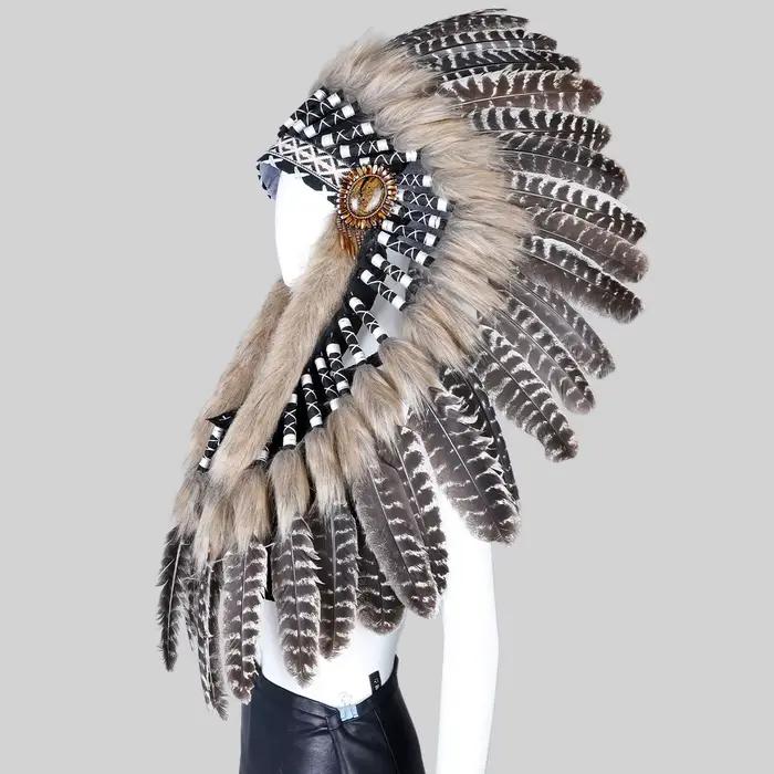 Chapeau à plumes de style bohème coiffe de chef tribal amérindien pour spectacles et photos d'Halloween adaptable pour adultes usages multiples