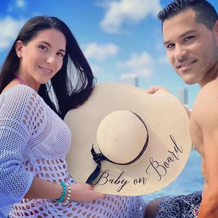 Chapeau de plage à bord de la lune pour révélation du sexe ou célébration de lune de miel occasion spéciale photo de famille moments précieux