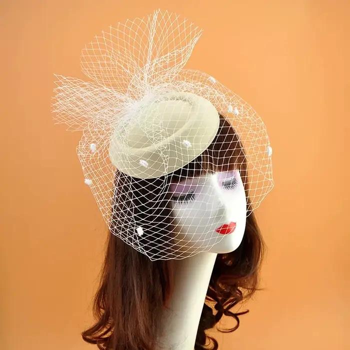 Chapeau fascinateur Chic fait à la main pour femmes
