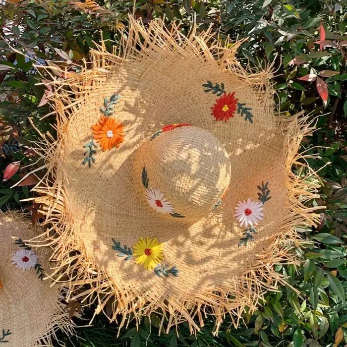 Chapeau de soleil bohème en paille de raphia à large bord brodé de fleurs