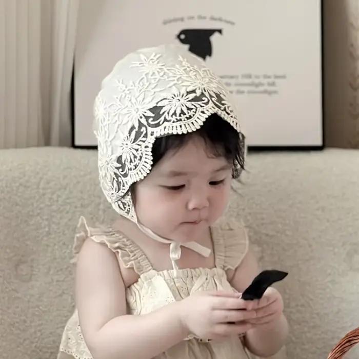 Bonnet de bébé en dentelle à fleurs