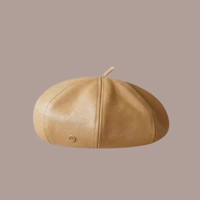 Béret en cuir avec logo vintage en métal pour femmes, casquette de peintre ample et stylée pour toutes les saisons et occasions de voyage