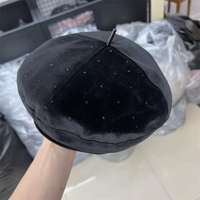 Béret en velours noir pour femme