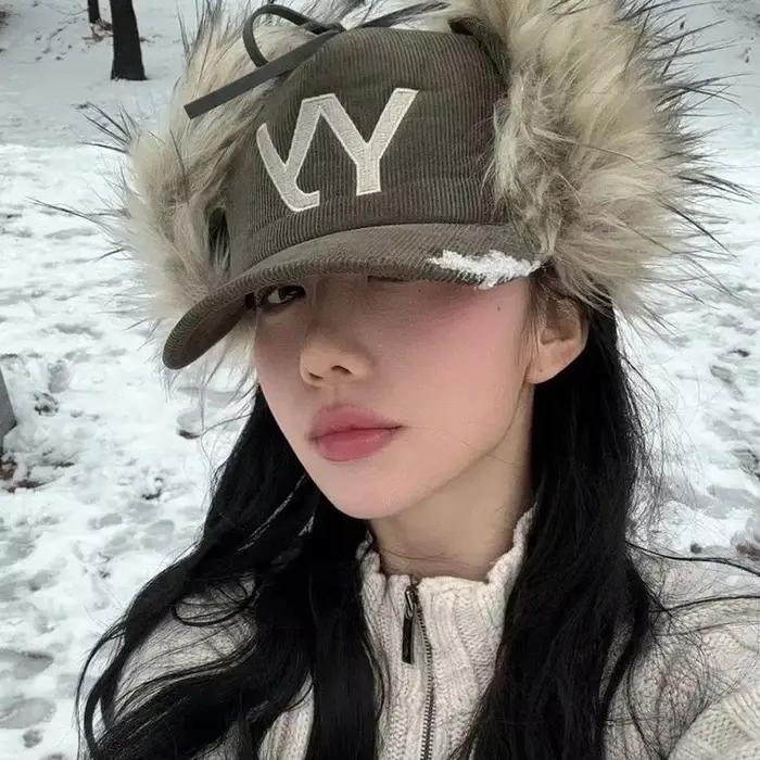 Casquette de baseball en velours côtelé d'hiver pour femmes et hommes avec lettres rétro brodées et fausse fourrure chaude et épaisse pour occasions décontractées