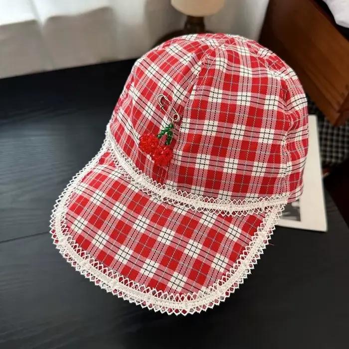 Casquette de baseball en coton à carreaux rouges avec broche cerise et dentelle