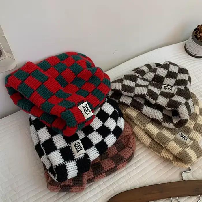 Chapeau tricoté à carreaux en damier pour femmes
