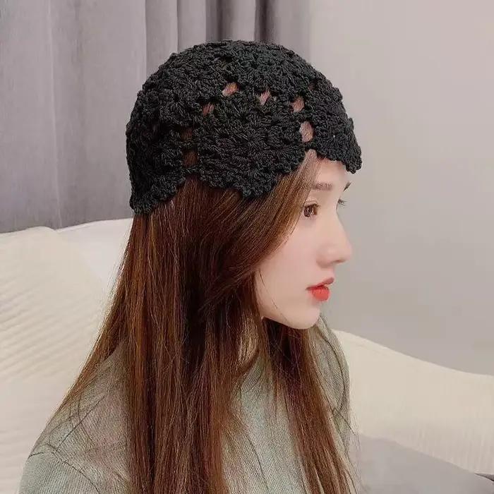 Bonnet en crochet creux brodé de fleurs