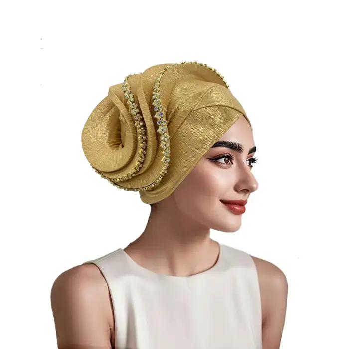 Turban en spirale avec garnitures dorées pour femmes