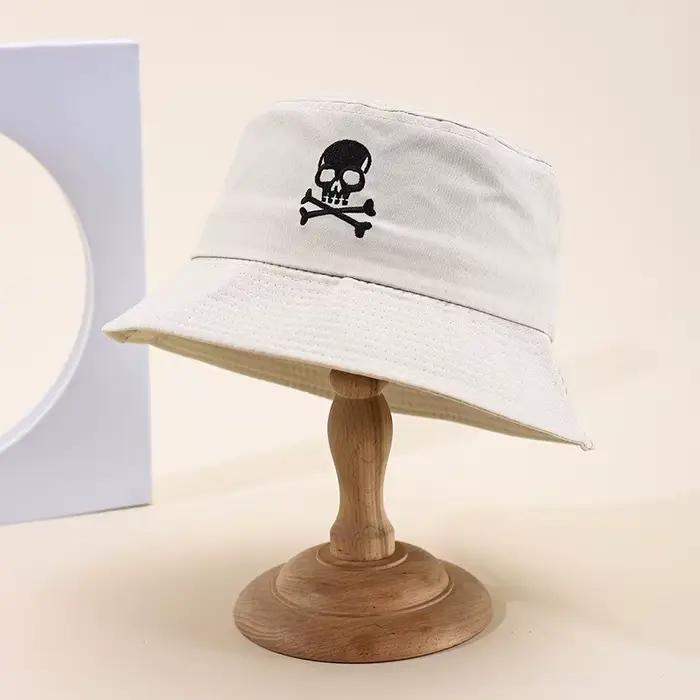 Chapeau bob pour femme avec broderie de crâne
