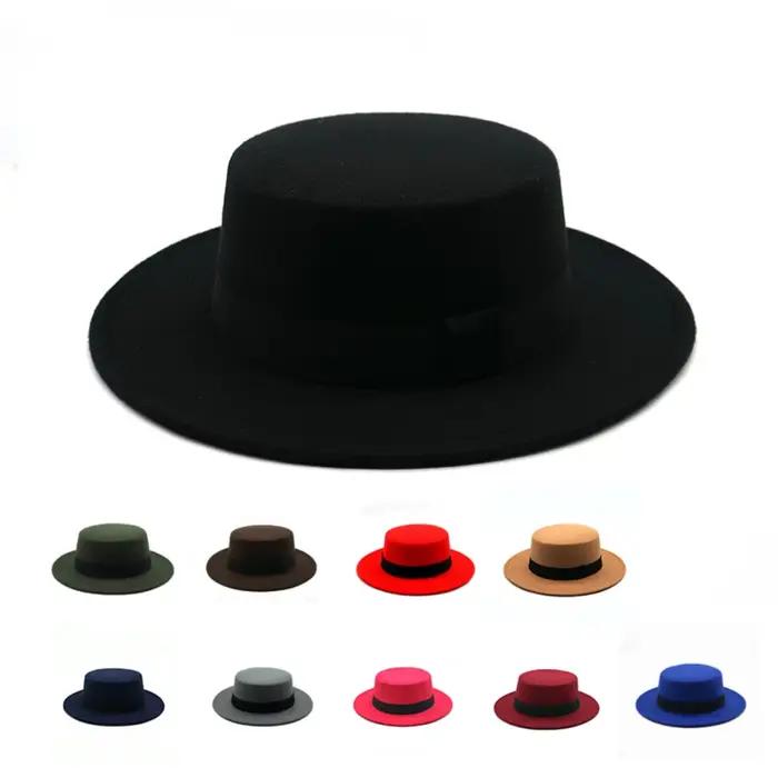 Chapeau plat à ruban noir