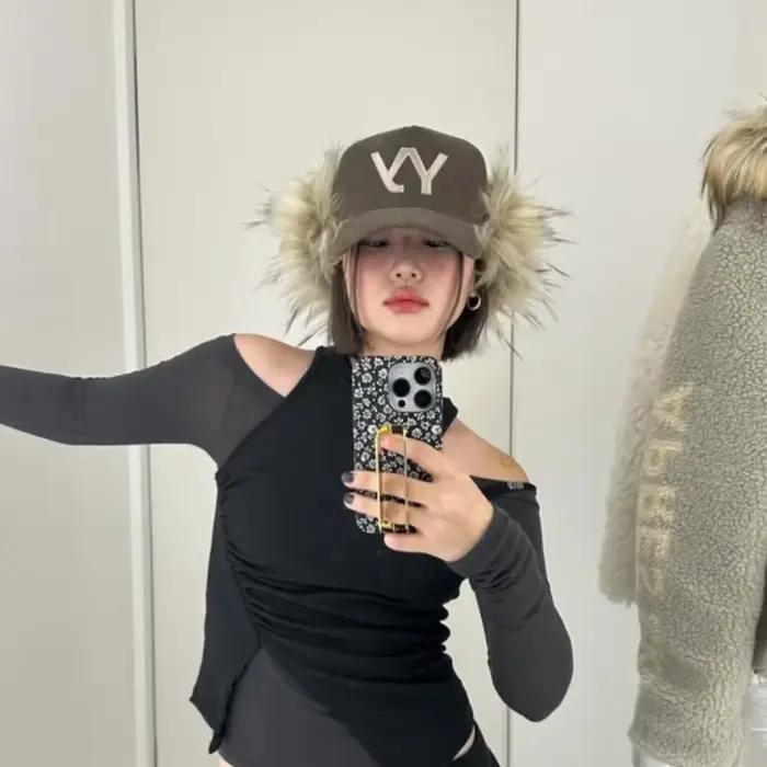 Casquette de baseball en velours côtelé d'hiver pour femmes et hommes avec lettres rétro brodées et fausse fourrure chaude et épaisse pour occasions décontractées