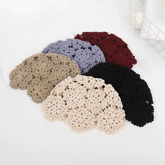 Bonnet en crochet creux brodé de fleurs
