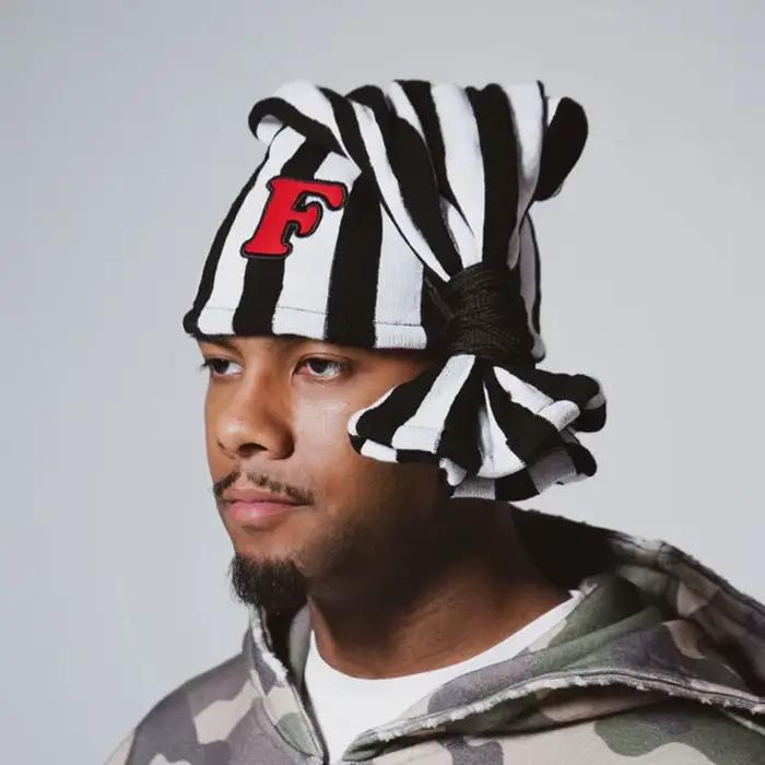 Casquette sans visière à rayures colorées de style universitaire américain